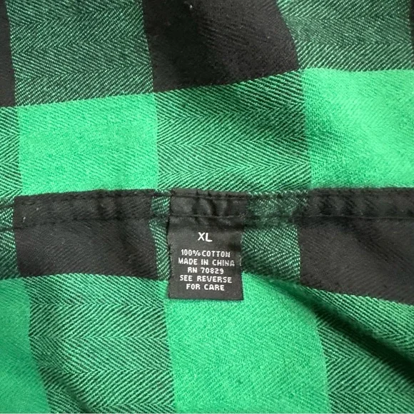 Rue21 Carbon Men’s Green & Black Flannel Button-up w/White Design X-Large - Picture 6 of 6